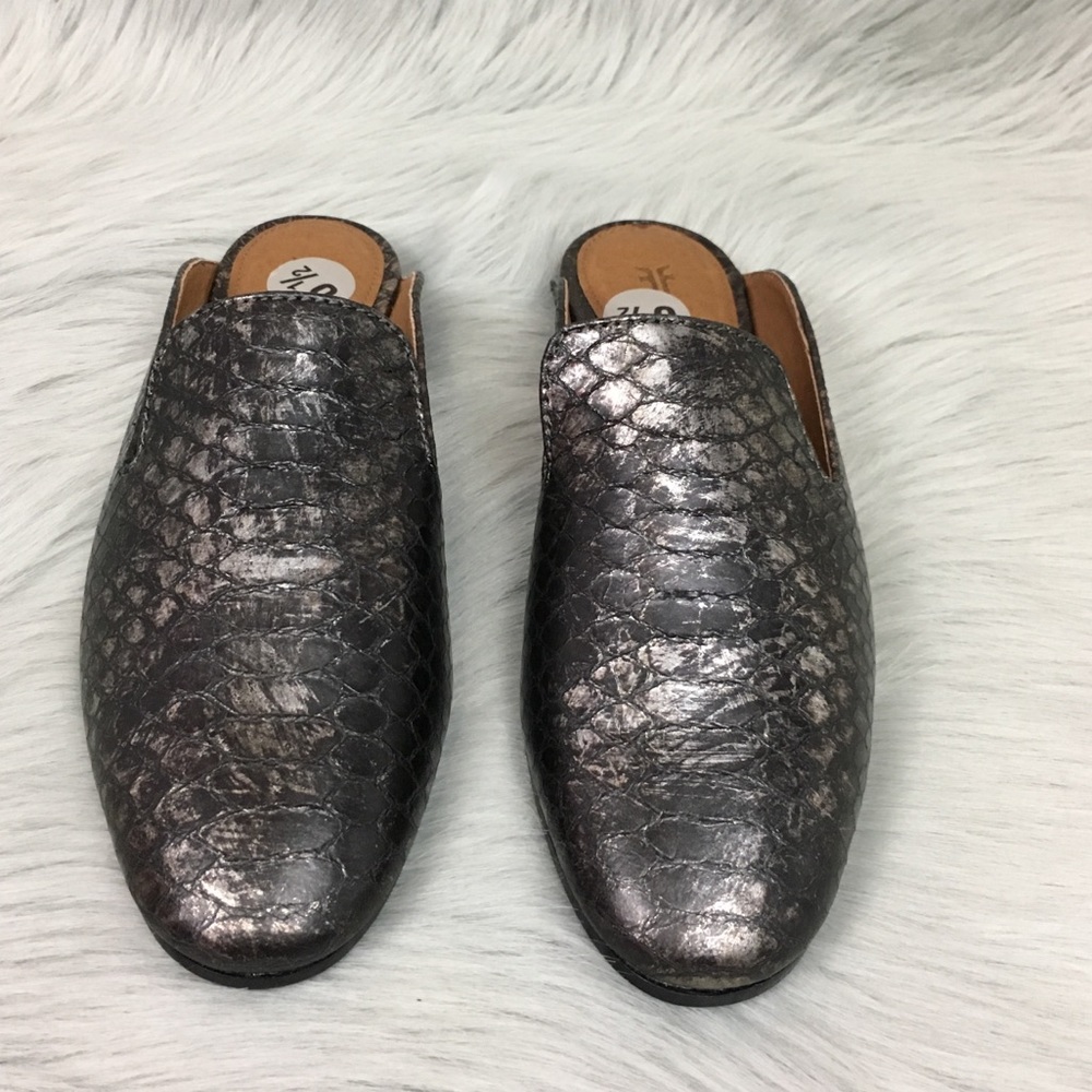 New Frye Metallic Embossed Mule - Picture 2 of 6